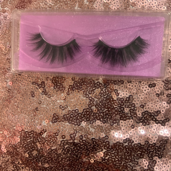 Lashes - Picture 13 of 16